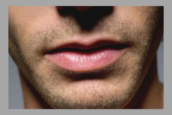 Tránh xa các tác nhân gây thâm môi sẽ giúp đôi môi trở nên hồng hào hơn
