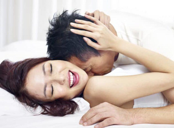 Vợ chồng hòa hợp chuyện chăn gối nhất định phải có dấu hiệu này