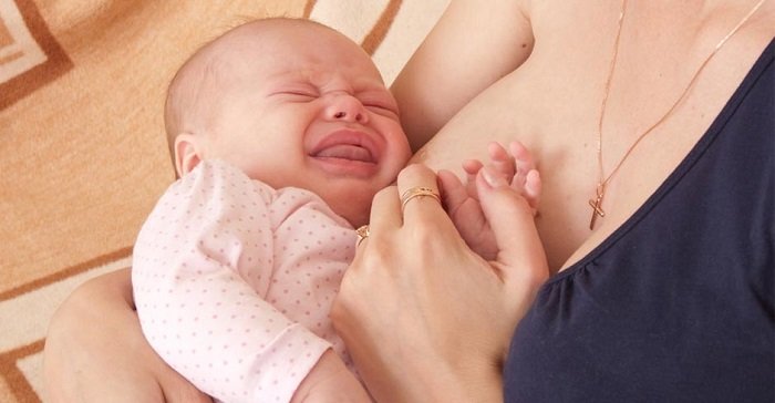 Giải pháp cải thiện tình trạng bé không chịu bú khi thức