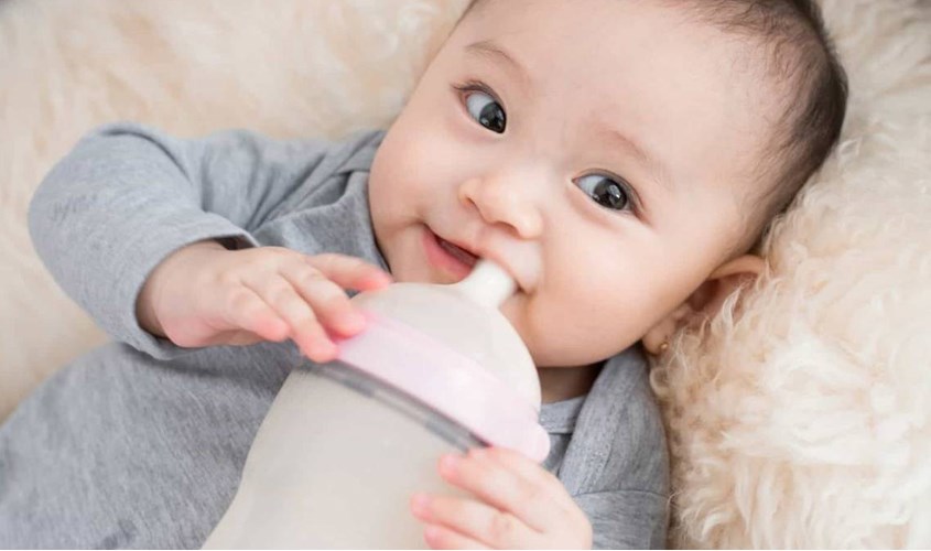 Chọn sữa có mùi vị tự nhiên giúp bé thích uống
